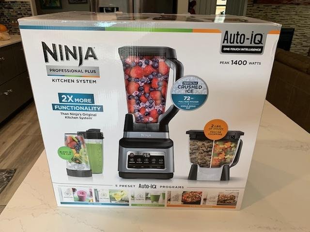 Ninja Kitchen System Verpackung auf der Küchenarbeitsplatte