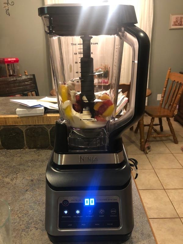 Ninja Kitchen System beim ersten Smoothie mit leuchtendem Display