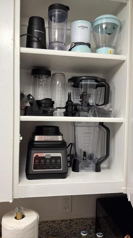 Ninja Kitchen System im Küchenschrank neben älteren Kleingeräten
